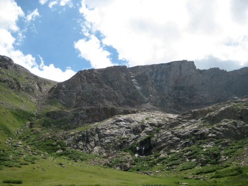 The descent gully, to the left of the photo, as seen from near the end of the Mt. Evans Trail
