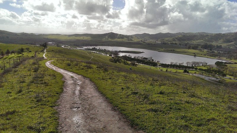 Through the hiking gate, you get a nice view of the Lagoon. Follow the trail down along the fence.