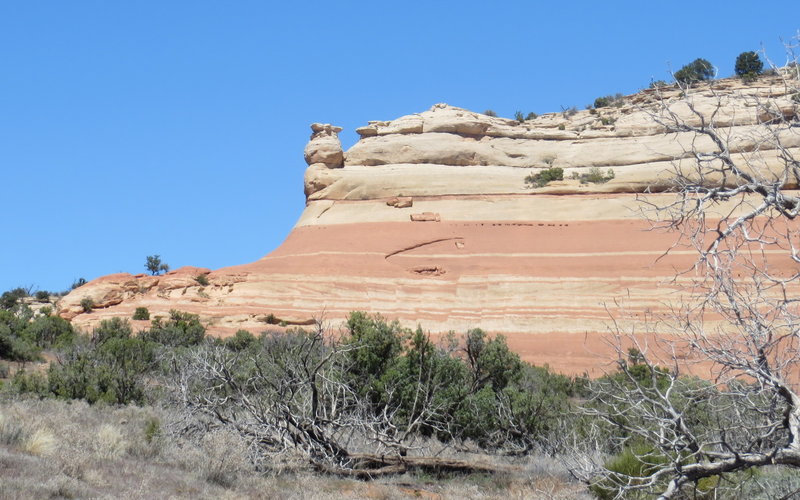 Striped sandstone cliff on the Jouflas Loop Trail