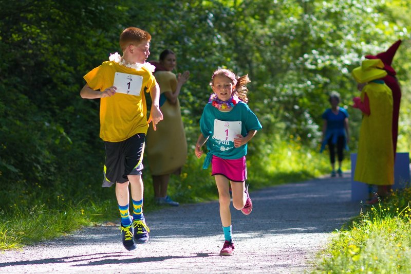 Encouraging sister during the Girls on the Run 5k