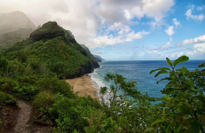 Kalalau Trail along the Nāpali coast