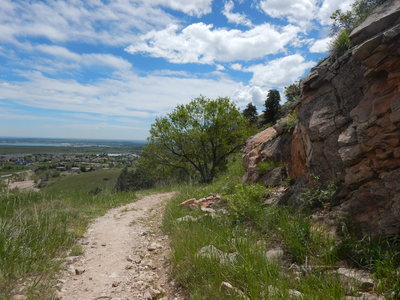 Colorful cliffs along the Old Kiln Spur Trail