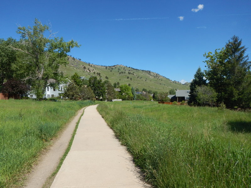 Heading north on the Wonderland Hills path