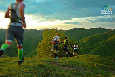Runners head down Monte Acuto on the Trail del Mugello.
