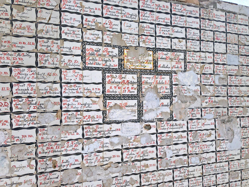 Memorial plaques of contributors to the original 1939 construction. Among them are Franklin D. Roosevelt, Manuel Camacho (former Mexican president), Pope Pius XII, and prominent Catholic clergy from around the world.