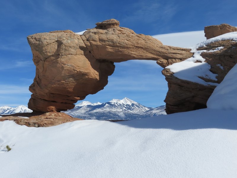 Tukunikivatz Arch framing Mount Tukunikivatz.