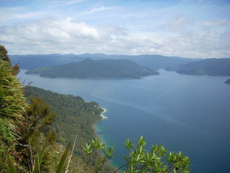 Lake Waikaremoana from the Panekire bluffs.