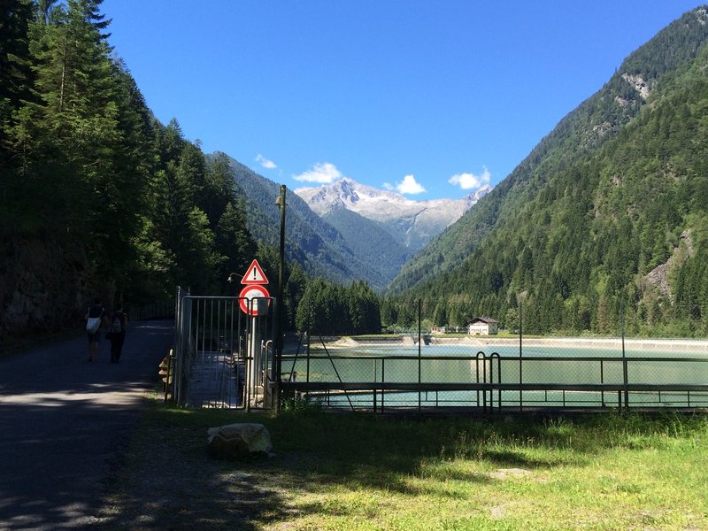 The dam. Mount Adamello in the background / La diga. Sullo sfondo il monte Adamello.