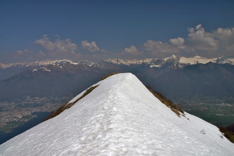 The summit of Monte Gambarogno (1.739 m) under snow.