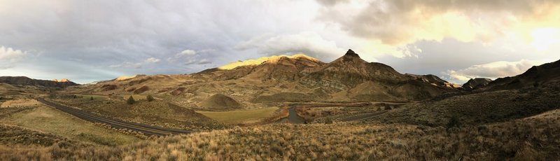 Sheep Rock and Picture Gorge at sunset.