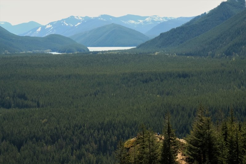 You can barely make out the hikers on Rattlesnake Ledge.