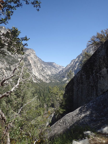 The Bubbs Creek Trail touts spectacular mountain views!