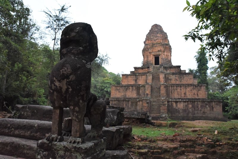 Baksei Chamkrong Temple and statute.