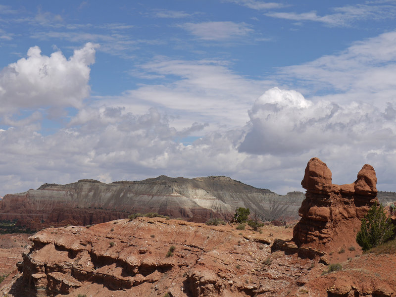 Connected hoodoos on the Shakespeare Arch - Sentinel Trail.