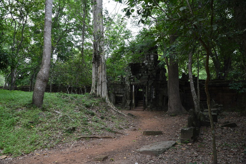 The Royal Palace Trail continues through this gate.