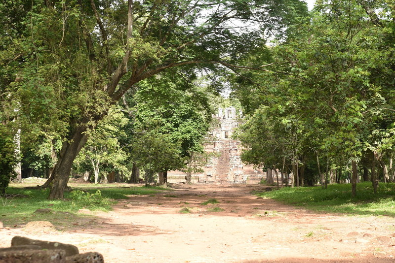 The trail follows a wide dirt track Phimeanakas.