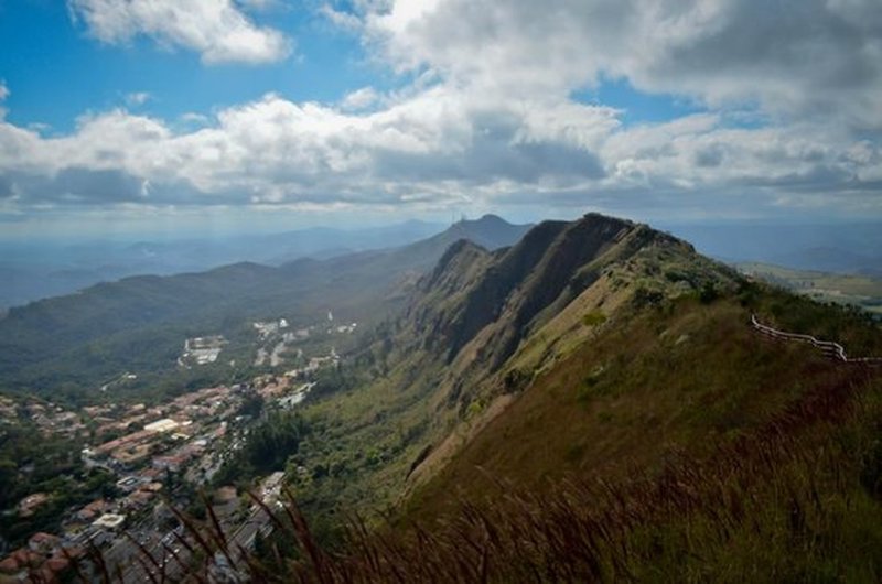 The trail crosses the crest of Serra do Curral.