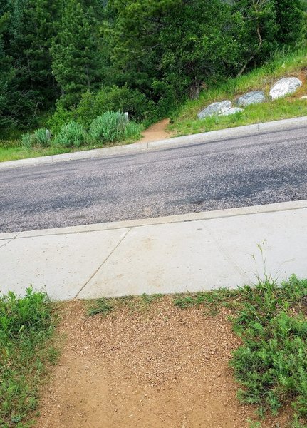 A bit unexpected! Crossing through the Stratton Forest Heights HOA neighborhood. Big houses, no one in sight!