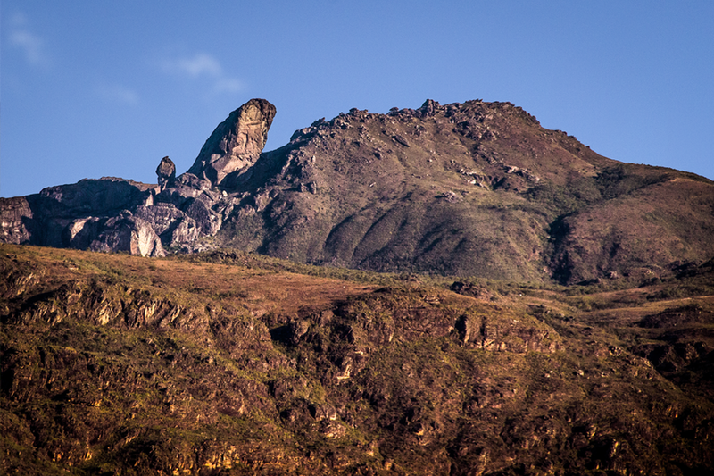 Pico do Itacolomi seen from the plateau.