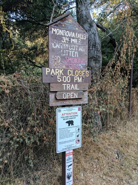 Entrance to trail. Bear warning sign.