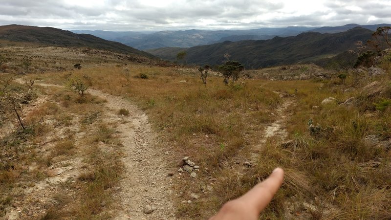 Start of the trail to Parque Nacional da Serra do Cipó, take right.