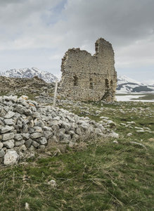 The ruins of a small farm or barracks guarding the Campo Imperatore.