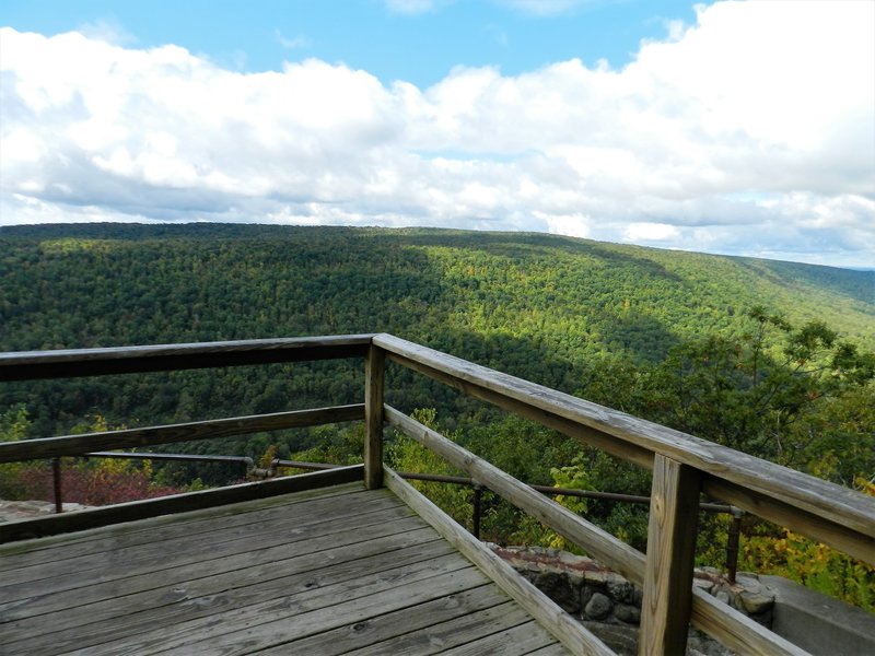 Jump off platform on the Finger Lakes Trail in Ontario County Park.