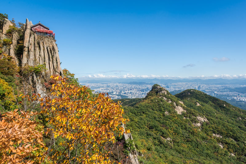 A view of Yeonjudae, Seoul, and Bukhansan in the background.