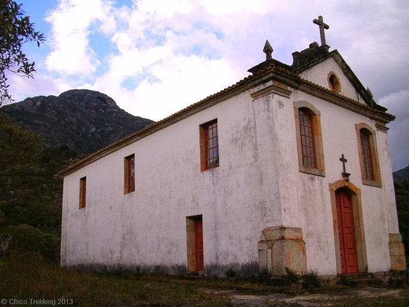 The ancient church and the Carapuça Peak just behind.
