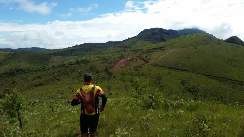 The dirt road and the Piedade mountain just ahead