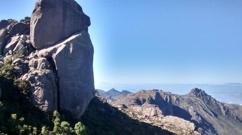 Morro do Couto and Prateleiras Peak behind.