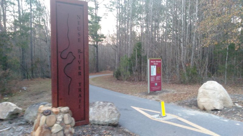 Trailhead from parking lot of Milburnie Park