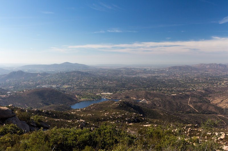 From the viewpoint on Mount Woodson Trail you can not only see Lake Poway but also get a glimpse of the ocean.