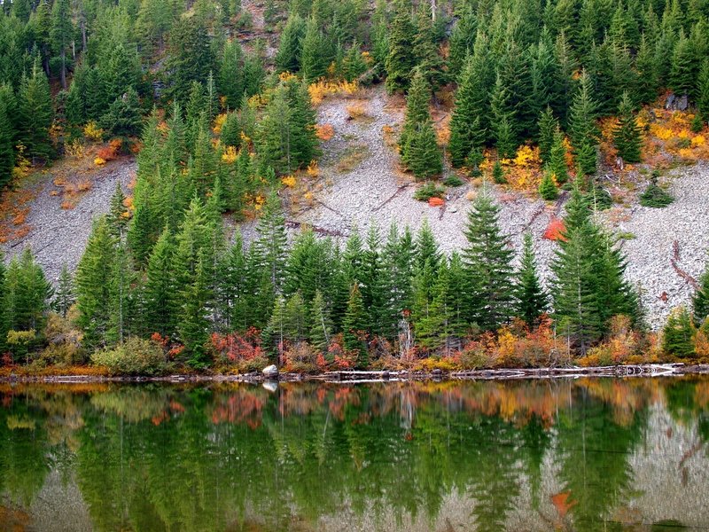 Fall colors at Warren Lake