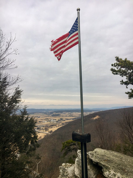 Flag at the end of the Flag Lookout over Dark Hollow Trail.