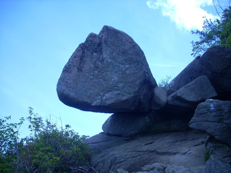 Floating rock partway up the rock scramble to summit .