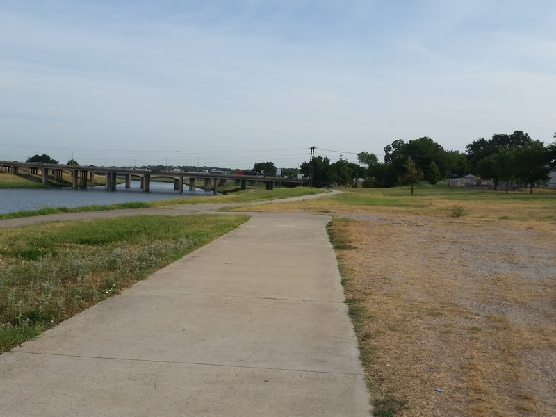 Walking down from Riverside South TH, where you can go straight on to Riverside North or Riverside THs, or you can head down to the low water crossing to the other side of the river