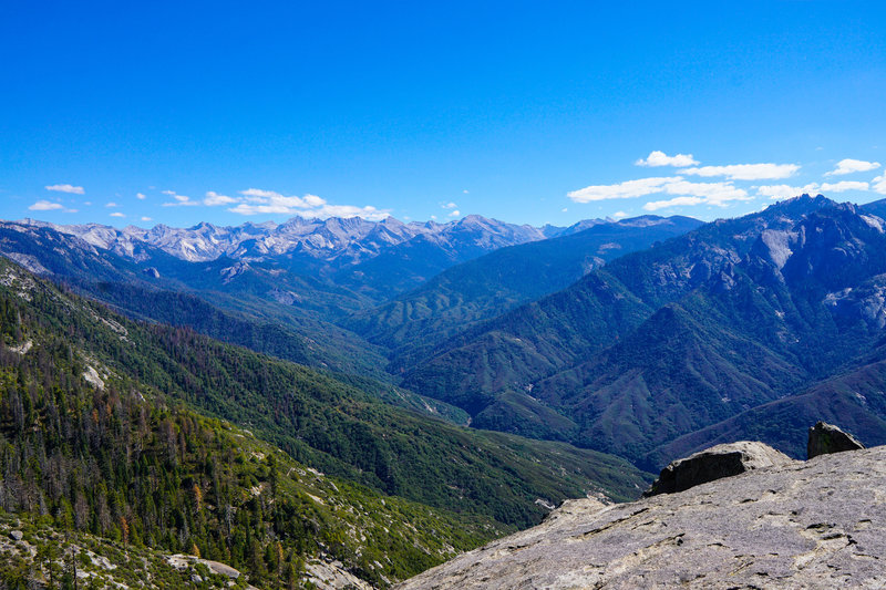 Views of the Sierra Nevada Range abound from the top of Moro Rock.