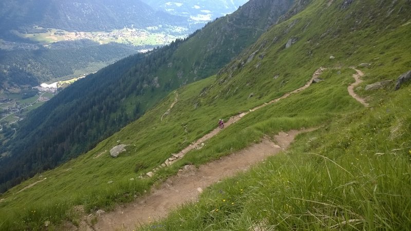 The trail traverses the E slope of Fiesch Alp back to the cable car