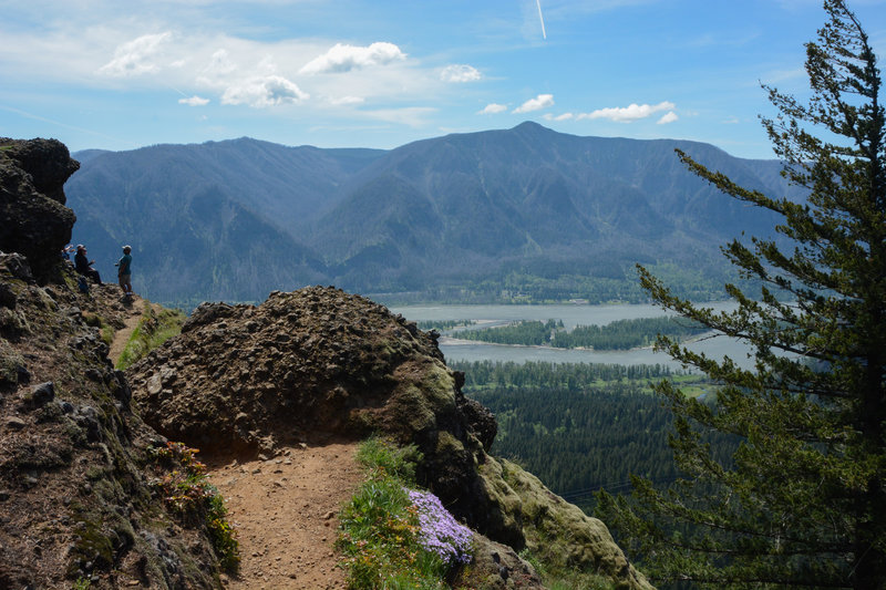 Excellent gorge views and resting spots at Little Hamilton Mountain.