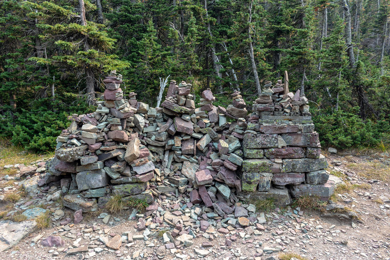 This conglomerate of cairns marks the actual pass.