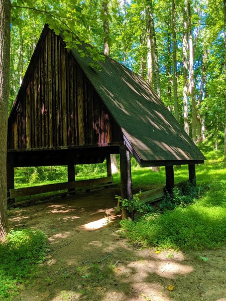 Small shelter for hikers near the east trailhead for the Tall Poplar Trail