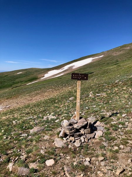 This is where you leave South Park Trail and take a right to climb the ridge to Square Top's summit.