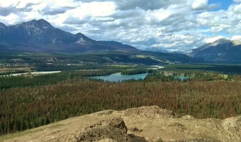 Pyramid Mountain on the left, and Lac Beauvert below (center) as seen when looking north-northwest from the western viewpoint along the Old Fort Point Loop trail.