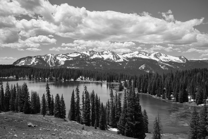 Trail starts off with an amazing view of Lake Irwin below.