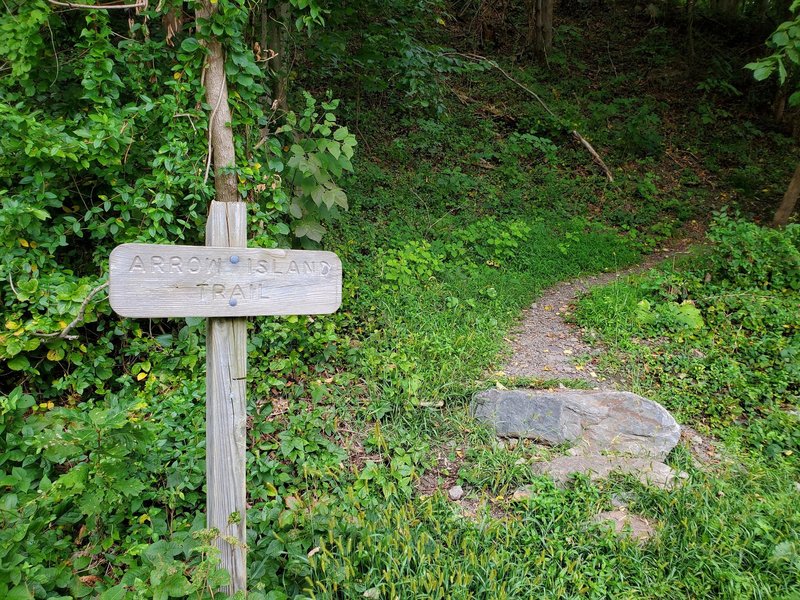 Entrance from the parking area on Rt 611