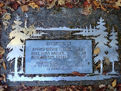 The memorial palque at the end of the trail