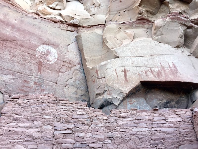 Ruins and rock art at Honanki.