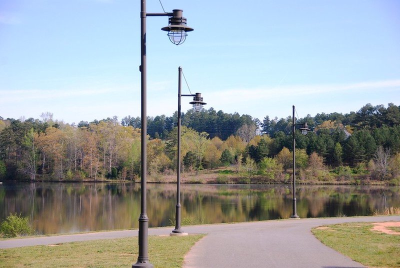 2009 Tribble Mill Park April 18" by Hans J E (https://tinyurl.com/r77rwsm) licensed under CC BY-SA 2.0 (https://creativecommons.org/licenses/by-sa/2.0/).