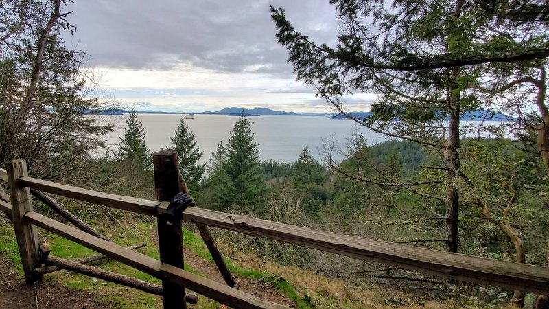 Fragrance Lake Overlook spur trail